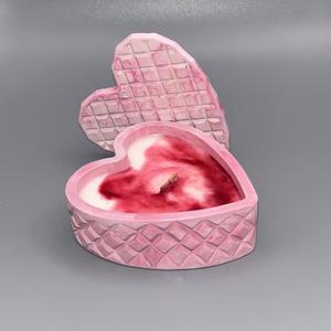 Искристая сладость праздника: переливы ягодного ликёра и пузырьки игристого. Аромат радости, флирта и тёплого блеска вечера.
Верхние ноты: яблоко, персик, зеленые ноты
Средние ноты: шампанское, малина, фруктовые ноты, фиалка
Базовые ноты: пралине