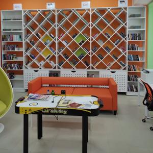 Стеллажи для книг, диван. Полное оснащение мебелью библиотеки.