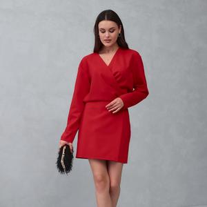 Платье женское из красной смесовой, эластичной ткани (полиэстер 59%, вискоза 37%, эластан 4%). Сезон весна-зима-осень. Юбка платья облегающая с запахом- имитация. Верх платья имеет заход с декоративными защипами для дополнительного объема. Застегивается на молнию. 
 Так же данная модель в молочном и сером цвете.