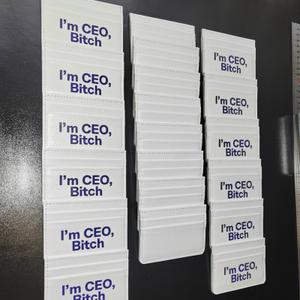 Картхолдеры с цветным принтом. Изделия из кожи. СКСтиль. ОПТ.
Картхолдеры выполнены их кожи хромового дубления. Лицевая сторона картхолдера с цветным принтом. Все края отшлифованы, прошиты. Картхолдер имеет 4 слота под карточки, с каждой стороны по 2 слота и центральное отделение под купюры.