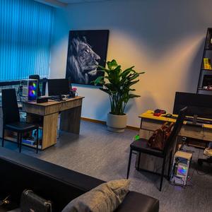 В Химках есть место, где понимают ваш бизнес.
Наш офис в Химках — это больше, чем рабочие места. Это клуб единомышленников. Мы создали пространство, в котором приятно думать, творить и делиться идеями. Хотите лично познакомиться, обсудить проект за чашкой кофе, отвлечься на игру в PS5 или найти вдохновение в нашей библиотеке — двери всегда открыты. Убедитесь, что вашим digital-партнером станут живые и увлеченные люди.