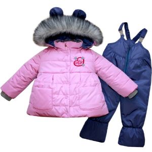 Комплект куртка и п/комбинезон Шнитки, модель SH-0169; размеры: 20, 22, 24; рост: 86, 92, 98; сезон — зима. Верх: PRINCE WR PU MILKY Подклад: велюр 95% хлопок Утеплитель — холлофан 400 гр. (t -30). Комплект верхней зимней одежды для девочки: куртка на молнии, капюшон и опушка отстегиваются, у полукомбинезона лямки регулируются.