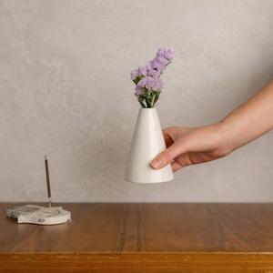 Керамическая ваза для сухоцветов или небольших букетов. Полностью глазурованная, не боится воды и других жидкостей. 
Можно брендировать по желанию заказчика

Высота 11 см