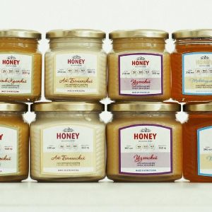 Различные сорта мёда торговой марки «Dahma Honey» (Кыргызстан) в стеклянных банках разной ёмкости