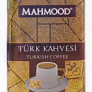 Кофе Mahmood молотый в банке 220 г – натуральный продукт турецкого производства, приготовленный из специально отобранных зерен. Сырье после предварительной обработки и обжарки измельчено в пыль, как и полагается для кофе по-восточному, поэтому напиток лучше всего готовить в турке. Вручную сваренный кофе лучше всего раскроет свой вкусоаромат с насыщенными нотами какао и легким оттенком поджаренной ржаной корочки. Купаж расфасован в металлическую банку прямоугольной формы, украшенную растительными мотивами. Его можно купить для себя или приобрести в подарок родным и близким.