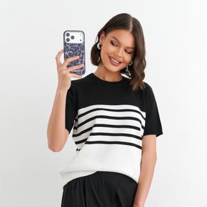 Стильный тонкий джемпер от бренда KLARIS – отличный выбор для офиса, прогулок по городу или романтического свидания. Белые, черные, синие, кориневые оттенки и круглый вырез горловины позволяют легко комбинировать кофточку с различными низами – с брюками или длинной юбкой, и использовать как базовый элемент в повседневном гардеробе или для вечернего выхода. Такая расцветка и рисунок освежают внешний вид его обладательницы и очень молодят! Благодаря своему универсальному дизайну вязаную футболку оверсайз можно сочетать с разными аксессуарами, каждый день создавая новый нарядный образ в деловом, кэжуал или классическом стиле. Свитшот - американка с коротким рукавом изготовлен из качественного трикотажа из хлопка, что обеспечивает комфорт при ношении в теплую летнюю и весеннюю погоду. Лонгслив производится на российской фабрике с использованием турецкой пряжи. Мягкий и приятный на ощупь, полосатый джемпер жаклин имеет большие размеры от 44 до 54 и прямой свободный крой. Салатовая кофта подходит для женщин plus size, беременным девушкам и будущим мамам, любого типа фигуры и возраста. Наше изделие не скатывается после стирки и сохраняет свою форму (при соблюдении рекомендаций). В женской одежде бренда KLARIS Вы будете чувствовать себя уверенно и привлекательно!