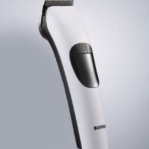 Машинка для стрижки волос Bomidi l1 - это высококачественное электрическое устройство, которое позволяет легко и быстро подравнять волосы на голове и бороде. Она обладает мощным двигателем и аккумулятором, благодаря чему лезвия легко скользят по волосам, не дергая их и не травмируя кожу головы. Машинка оснащена несколькими сменными насадками, что дает возможность выбрать нужную длину стрижки и создать идеальный образ. Кроме того, она имеет удобную эргономичную ручку, которая позволяет легко и точно управлять машинкой. Это устройство очень легко чистить и ухаживать за ним, что делает его идеальным выбором для домашнего использования. Экономичный и надежный, машинка для стрижки волос и бороды Bomidi l1 станет незаменимым помощником в создании идеального образа и поддержании острого и ухоженного внешнего вида. Наша машинка для волос и бороды может стать отличным подарком для мужа и папы, для друга и дедушки на день рождения, юбилей или 23 февраля. Нашей машинкой можно быстро и удобно сделать как мужскую так и детскую стрижку.