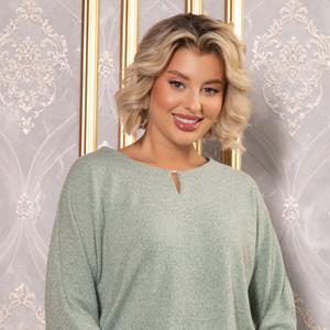 Джемпер трикотажный фисташкового цвета от бренда LT Collection. Модель прямого силуэта, декоративная бусинка в вырезе на груди добавляет нотку изысканности и делает джемпер уникальным. Рукава и пояс на манжете. Этот джемпер идеально подходит как для повседневного, так и для праздничного стиля – его легко сочетать с юбками, брюками и джинсами, создавая разнообразные образы для любого случая.