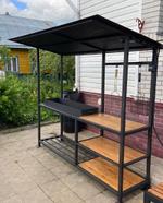 Мангал с крышей, зоной для готовки и полками.