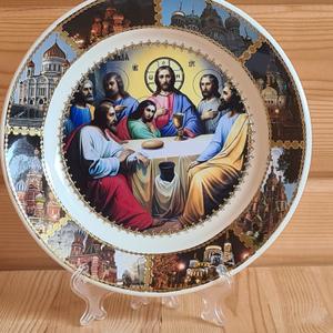 Троица
Тарелка сувенирная с ликом. Керамическая, диаметр 20см, в индивидуальной  картонной упаковке, с подставкой и настенным креплением.