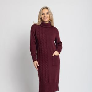 Трикотажное, однотонное платье-свитер прямого силуэта с отложным воротником-стойка.  Длинные рукава с приспущенным плечом. Внизу платья небольшие разрезы по бокам. Вертикальный узором в виде кос визуально вытянет Ваш силуэт. Материал с добавлением шерсти согреет в холодные дни. Длина миди – классика, которая будет актуальна всегда. Горло эластичное, не будет давить и мешаться, при этом будет согревать и заменит шарф. Воротник мягкий, при необходимости можно моделировать и делать отворот. . Если вы любите удобные, теплые наряды на каждый день, то эта модель для Вас.
Состав: 30%Шерсть,70%Пан	
Размерный ряд: 42-58