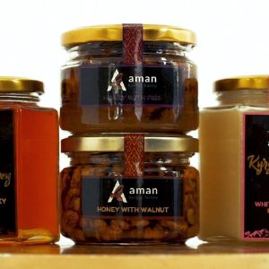 Различные сорта натурального мёда торговой марки «Aman Green Food» (Кыргызстан), наших партнёров, в стеклянных банках разной ёмкости