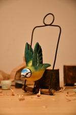 Резная деревянная фигурка птицы с качелями синяя синица