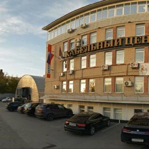 Многоэтажное офисное здание с удобными парковочными местами