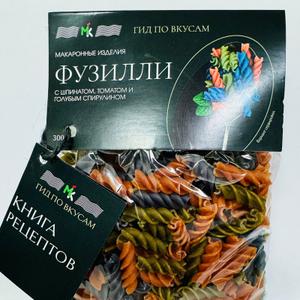 Паста из твердых сортов пшеницы  со шпинатом, томатом и голубым спирулином  - это превосходное сочетание вкуса , цвета и полезности. Натуральные ингредиенты, домашняя технология производства и богатый вкус - вот что делает эти макароны особенными.