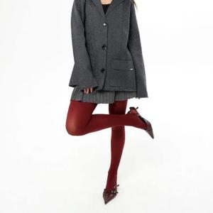 Этот стильный осенний жакет станет незаменимой вещью в вашем гардеробе. Изготовленный из приятной на ощупь трикотажной ткани из хлопка и акрила, он обеспечит комфорт и уют в прохладную погоду . Кардиган на осень с длинными рукавами и застежкой на пуговицы делает его универсальным вариантом для создания как повседневных, так и более элегантных образов в офис да и в школу . Современные подростки выбирают оверсайз кардиганы и мы стараемся всегда иметь в асартименте вещи им подстать.