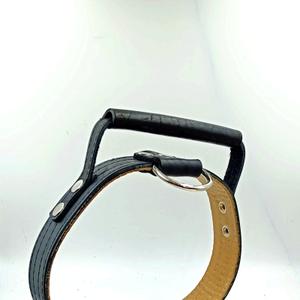 Два полукольца. 
У пряжки и у ручки.