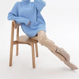 Свитер вязаный оверсайз с горлом от бренда KlariS_moda – это идеальный выбор для женщин, ищущих комфорт и стиль в повседневной одежде. Этот свитер удлиненный выполнен из смеси шерсти (20%) и акрила (80%), что обеспечивает не только тепло, но и долговечность. Особенности модели включают удлиненный и объемный крой, а также базовый цвет, который легко сочетается с любой частью гардероба. Декоративные элементы, такие как рубчик и крупная вязка, добавляют уникальности и элегантности этому свитеру. Свитер женский оверсайз идеально подходит для повседневного ношения, офиса или школы, обеспечивая комфорт и стиль в любой ситуации.