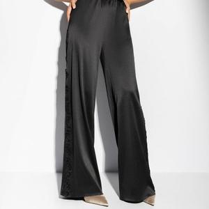 Брюки чёрные с кружевными лампасами от компании Charutti. Широкие брюки, выполнены из атласа. На резинке, без карманов. Визуально удлиняют силуэт. Идеальный вариант для стильной новогодней вечеринки.