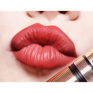 помада, сочетающая роскошный макияж и полноценный уход. 24-каратное золото в составе обеспечивает регенерацию и омоложение губ, дарит гладкость и комфорт.




эффект:
гладкие, упругие и ухоженные губы.
подчёркнутые контуры без морщин.
матовый финиш с бархатным ощущением.




текстура:
нежная, кремовая, легко распределяется и не сушит губы.




содержит 24-каратное золото.
уникальный дизайн в форме золотого микрофона с 26-гранной огранкой.
магнитный футляр не подведёт — помада надёжно закрыта и защищена от случайного открытия в косметичке.
лауреат премии njpec за креативную упаковку.
для тех, кто ценит стиль, комфорт и эффект ухода в одном продукте.