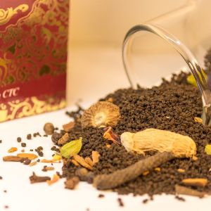 Гранулированный черный чай Ассам, кардамон, имбирь, туласи, фенхель, гвоздика, корица.