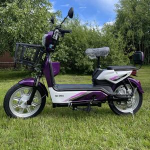 Электроскутер SK-PRO (SK8 Pro) — это мощное и выносливое транспортное средство для взрослых, выполненное в формате мини-скутера. Модель ценится за комфорт, наличие сиденья и способность легко справляться с городскими дорогами.Основные характеристики модели:Двигатель: Электромотор мощностью 800W (в зависимости от модификации и года выпуска).Максимальная скорость: Развивает до 45–52 км/ч.Аккумулятор: Литий-ионная (Li-Ion) батарея 48V, емкостью от 16Ah до 20Ah.Запас хода: На одном заряде можно проехать от 35 до 60 км в зависимости от режима езды и нагрузки.Колеса: Большие надувные колеса диаметром 16 дюймов (R16), обеспечивающие отличную проходимость и устойчивость.Грузоподъемность: Выдерживает вес от 150 до 180 кг, что позволяет использовать его для поездок вдвоем.Тормоза: Надежные передние и задние барабанные механизмы.Комплектация часто включает полноценное сиденье, корзинку для вещей, зеркала заднего вида и сигнализацию с ключами.