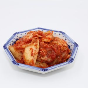 Закуска или салат Кимчи. Ферментированная пекинская капуста по традиционному корейскому рецепту.
