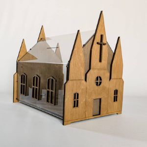 Ящик для пожертвования в виде католической церкви