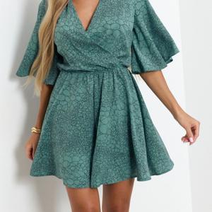 Комбинезон бирюзовый с юбкой-шортами от компании Jetty, выполнен из плательного полотна с принтом. Имитация запаха по переду верха. Талия отрезная, на резинке. Верх с подкладкой из основной ткани. Открытая спина. Втачной расклешенный рукав из шифона. Для фиксации запаха на спине предусмотрены завязки. Стильный вариант на создания модного молодежного образа.