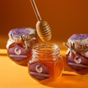 Лавандовый мёд считается эксклюзивом среди других сборов медовой коллекции. Его рекомендуют употреблять людям страдающим простудными заболеваниями, нарушениями в работе желудочно-кишечного тракта, при нервных расстройствах. Это целая кладезь полезных микро и макроэлементов, обладающая противовоспалительными и антисептическими свойствами. Он успокаивает кашель, а также поможет при таких заболеваниях, как диабет, бронхит, ангина, гипертония, атеросклероз и другие серьезные заболевания.