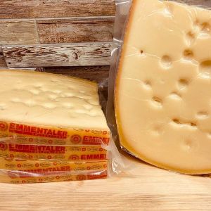 Сыр &#34;Эмменталер&#34; Швейцарский сыр. Подают в составе сырной тарелки, добавляют в салаты, мясные и овощные блюда. Замечательно плавится и тянется.
Цена: 1822 р/кг
