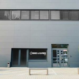 Компания Shoes&amp;Clothes by LM находится недалеко от Дюссельдорфа, Германия. Наш логистический центр, склад и административное здание занимают общую площадь 30 000 м?.