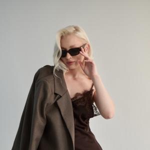 Готовый образ для лукбуков и карточек с полным комплектом.
Атлас и кружево - высококонверсионные материалы в женской категории.
Платье подходит для категорий “вечерние”, “домашние”, “basic chic”.
Жакет универсален - можно продавать как комплект или отдельно. Платье выполнено из плотного атласа, который красиво отражает свет и даёт эффект премиальности в карточке. Кружево мягкое, эластичное. Жакет - из плотной костюмной ткани. Модель отлично подходит для вечерних и праздничных линеек.
Материал платья: атлас + эластичное кружево
Материал жакета: костюмная ткань
Размеры: 40-48
Другие размеры - возможны по запросу.