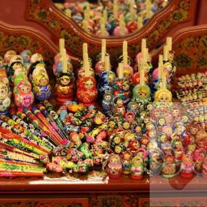 Аксессуары . Расписанные вручную мелочи не оставляют равнодушными ни одного покупателя. Богатство дизайнов позволяет каждому выбрать что-то по душе. Брелоки и подвески, кольца и серьги, броши и ручки, подставки для зубочисток и магниты - выбор только растёт.