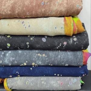 Представьте свитшот, который притягивает взгляды не принтом, а своей дерзкой фактурой. Игра плотного полотна и ажурных «прожигов» создаёт иллюзию многослойности, глубины и дорогого дизайна. Это не дырки от моли — это продуманный уличный шик, который говорит о смелости того, кто это носит.