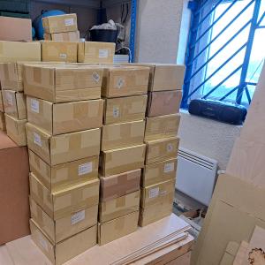 Подарки упакованы в картонную коробку