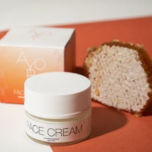 Крем для лица AYORI Face Cream, 50 мл. Антивозрастной крем с пептидами способен подарить молодость и здоровье вашей коже. Активизирует выработку коллагена и эластина, отвечающего за упругость и здоровый вид кожи лица. Страна-производитель: Италия