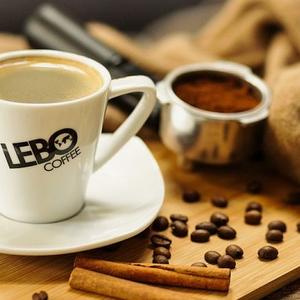 Представьте: каждый день россияне наслаждаются более чем миллионом чашек LEBO Coffee! Мы уже почти 30 лет радуем ценителей кофе в России и СНГ. Наш секрет? Сочетание вековых традиций и передовых технологий, прямой импорт с лучших мировых плантаций и, конечно, уникальный, творческий подход к созданию каждого кофейного бленда. Результат – неповторимые купажи, которые вы полюбите.