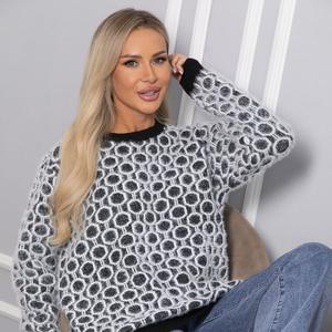 Джемпер вязаный чёрный с принтом круги от бренда LT Collection — идеальный выбор для тех, кто ценит комфорт и стиль в одном изделии. Благодаря эластичному материалу и продуманному крою, джемпер отлично сидит на фигурах разных форм в диапазоне размеров 44-50. Мягкая ткань обеспечивает приятные ощущения на коже, а универсальный дизайн легко комбинируется с любой одеждой — от повседневных образов до более нарядных.