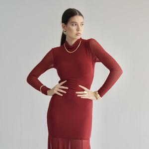 Элегантная модель из плотного трикотажа и мягкой эластичной сетки. Материал красиво тянется, держит форму и подчёркивает силуэт, а полупрозрачные вставки создают лёгкое вечернее настроение. Отлично подходит для премиальных карточек и категорий “вечерние/праздничные”.
Материал: трикотаж масло + эластичная сетка
Размеры: 40-48
Другие размеры - по запросу (38–52+).