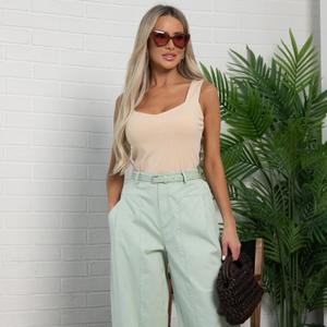 Брюки повседневны с ремнём от бренда LT Collection. Эти брюки станут вашим незаменимым элементом гардероба для создания непринуждённых образов. Их отличает простота, удобство и современный дизайн, идеально подходящий для повседневного использования. Для ремня предусмотрены шлёвки. Брюки имеют передние и задние карманы и слегка расширены от бедра, с небольшим скруглением по бокам.