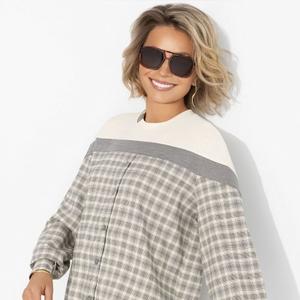 Свитшот свободной посадки от компании Charutti. Модель свободного силуэта, выполнена из полотна трикотаж &#34;полирома» + «тиар клетка». Круглый вырез горловины. Декорирован пуговицами. Длинный рукава, линия рукава спущена. Изделие хорошо смотрится в заправленном виде и навыпуск.