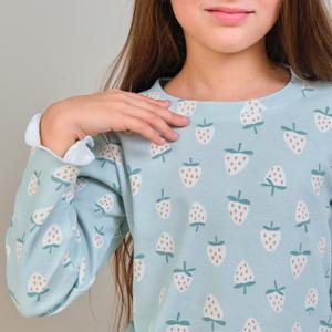 Роскошная, стильная, невероятно удобная пижама из интерлока 100% хлопок (брюки+лонгслив). Пижама универсальна, ее можно использовать как одежду для сна и как домашний костюм. Пижама умеренно свободного силуэта с широкими штанами не стесняет движений и подойдет на любой тип фигуры. Модель представлена в 2-х фирменных расцветках: сахарная клубника и конфетти из сердечек.
Интерлок 100% хлопок