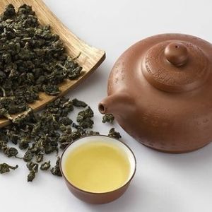 Чай Те Гуань Инь Ван
Чай Те Гуань Инь Ван относят к элитным сортам китайского чая, выращенным в горах уезда Аньси. Это классический улун средней ферментации. Свой характерный вкус чай получает благодаря уникальному горному климату, его высокой влажности и туманности. Его листья проходят сложную, многоэтапную обработку, результатом которой становится известный во всем мире вкус и, характерный только для этого сорта чая, аромат свежей сирени.
Свойства: выводит токсины, связывает и выводит свободные радикалы, очищает печень и почки, укрепляет стенки сосудов, способствует укреплению зубов и десен, нормализует вес, делает ум ясным.
Страна производства: Китай
Заваривать 4-6г на 250 мл воды (95 градусов) - 1-2 мин.
