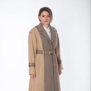 Женский тренч Е́CLATVOUS изготовлен из комбинированных материалов, в состав которых входят хлопок и шерсть, эти материалы обладают хорошими эксплуатационными характеристиками. Ткань обработана водоотталкивающей пропиткой, что позволяет изделию сохранять свой презентабельный внешний вид при воздействии на него атмосферных осадков.

Модель выполнена с поясом и пряжкой на талии, которые помогают подчеркнуть фигуру и создать более женственный силуэт, а в не застегнутом виде делает тренч свободным и парящим, добавляя модели элегантности. Ремешки- регулировщики, находящиеся на рукавах, кроме своей функции затягивать рукав в области запястья для защиты рук от ветра, также являются одной из характерных деталей классического стиля, супатная (потайная) застежка на 4 пуговицы и пряжки, изготовленные под цвет ткани, подчеркивают этот стиль, делая изделие более ярким и выраженным. Небольшая расклешенность по бокам нижней части модели и разрез (шлица) сзади помогают передвигаться в нем легко и свободно.

Основная ткань : 60% хлопок 20% Вискоза 20% полиэстр Вставки: 50% шерсть 30% вискоза 20% полиэстр Подклад : 100% полиэстр
Размерный ряд: S- 42; M-44; L-46; ХL- 48
На модели 42 размер. Параметры модели: рост 175 (86х67х89)
Есть в шоколадном цвете