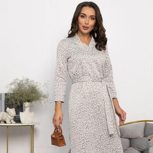 Платье трикотажное в молочном оттенке с леопардовым принтом от бренда LT Collection станет прекрасным дополнением в вашем гардеробе. Пояс из основной ткани, входящий в комплект, поможет подчеркнуть талию. Рукава длиной 3/4 оканчиваются манжетом. Создано для тех, кто ценит удобство, элегантность и индивидуальность стиля одновременно. Идеальное решение для повседневности, офиса или вечернего выхода.