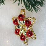 Новогоднее украшение из стеклянных бусин «Звезда красно-золотая»