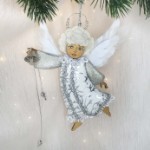 Новогодняя игрушка «Ангел с колокольчиком» серебро