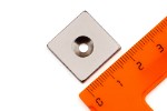 Неодимовый магнит прямоугольник 20х20х3 мм с зенковкой 3.5⁄7.5 мм, N35