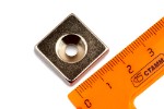 Неодимовый магнит прямоугольник 20х20х5 мм с зенковкой 4.5⁄10.6 мм, N35